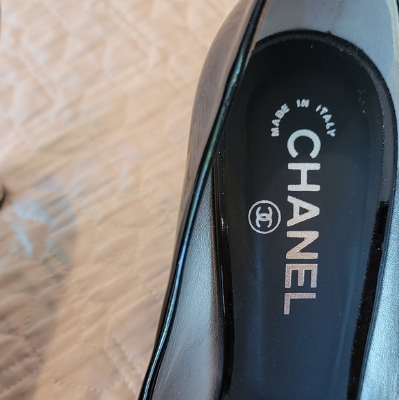 Like New CHANEL Black Heels - Picture 4 of 16